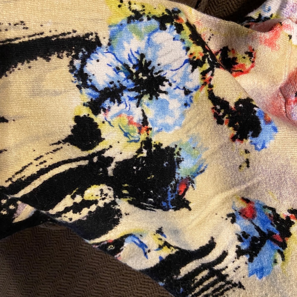 Beautiful, Soft, Dramatic Patterned Sweater - image 8